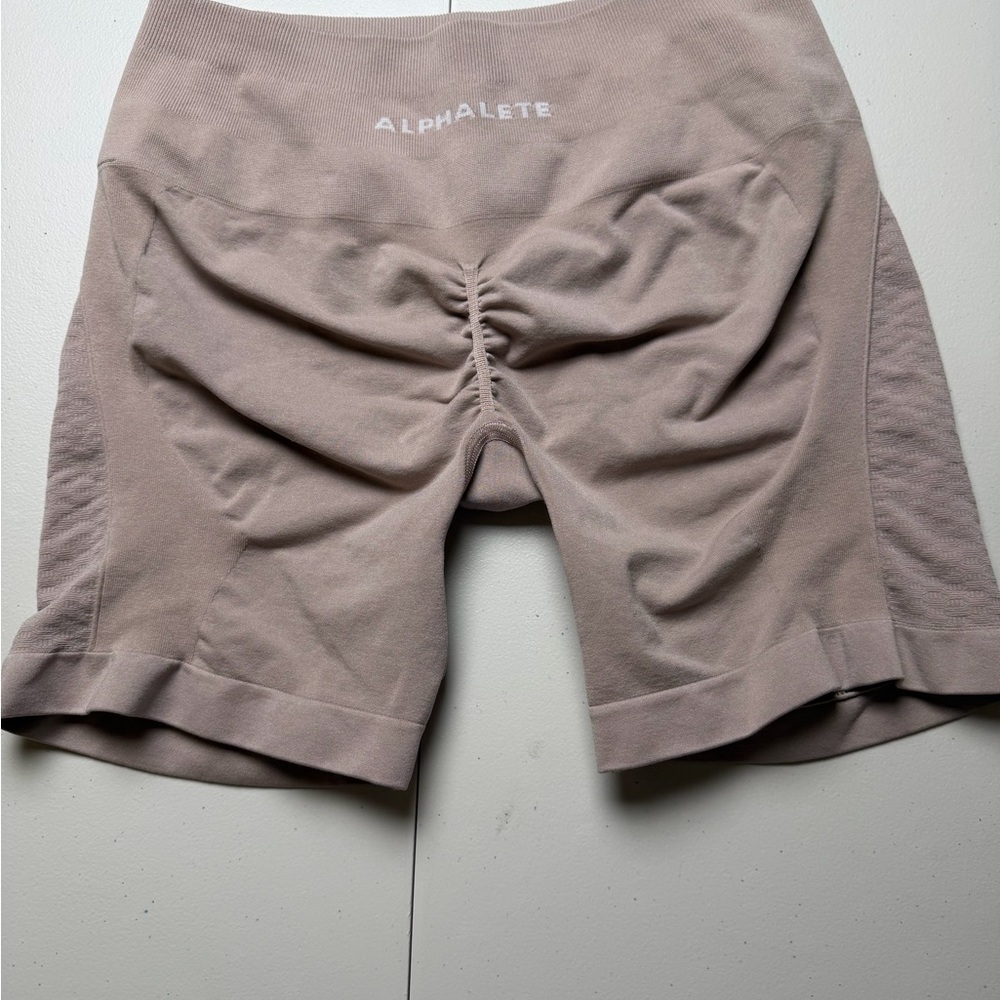 Alphalete Amplify Seamless Scrunch Shorts in Chai Large